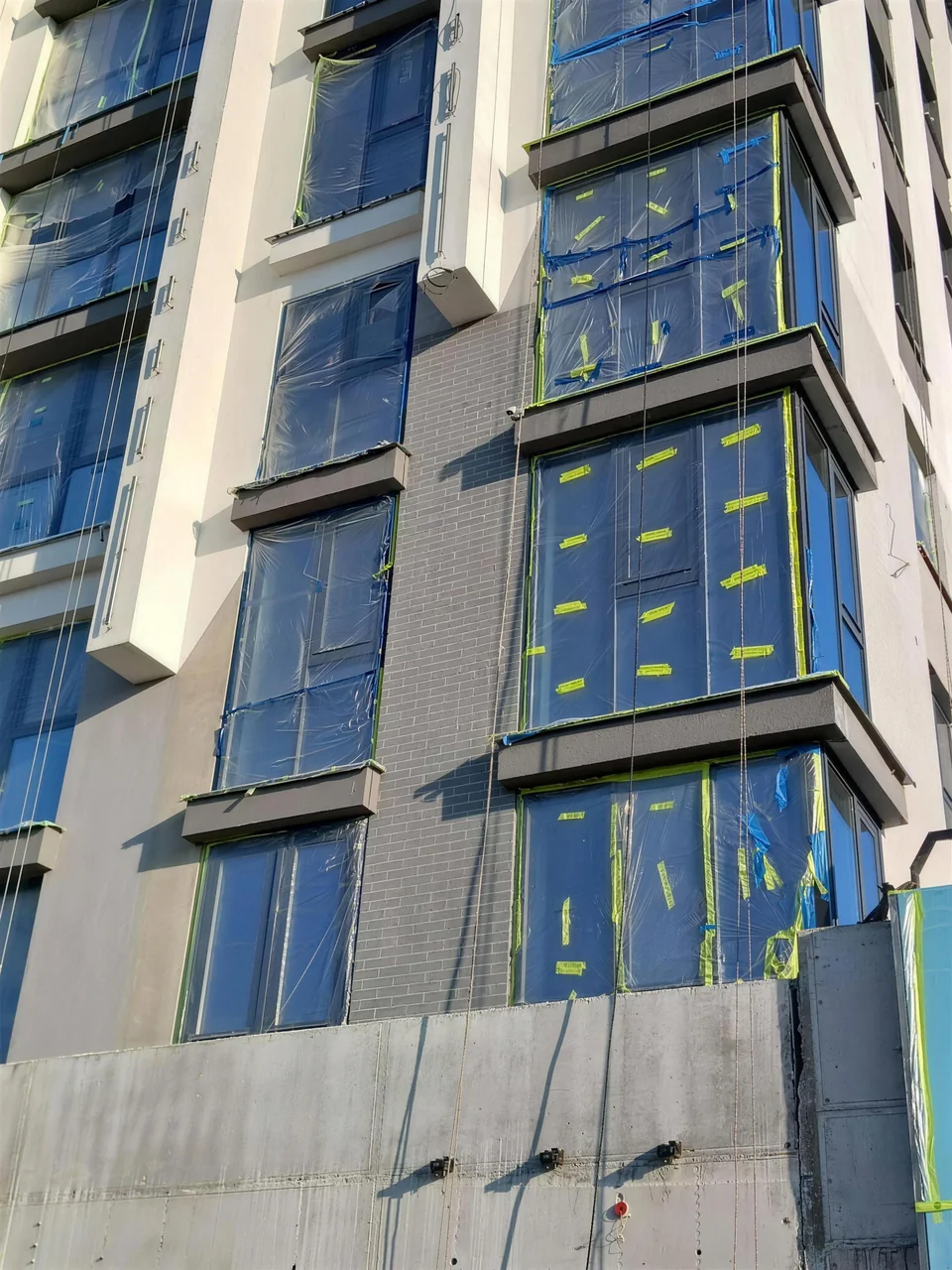 Остекление дома 1 — окна в защитной плёнке, монтаж завершается